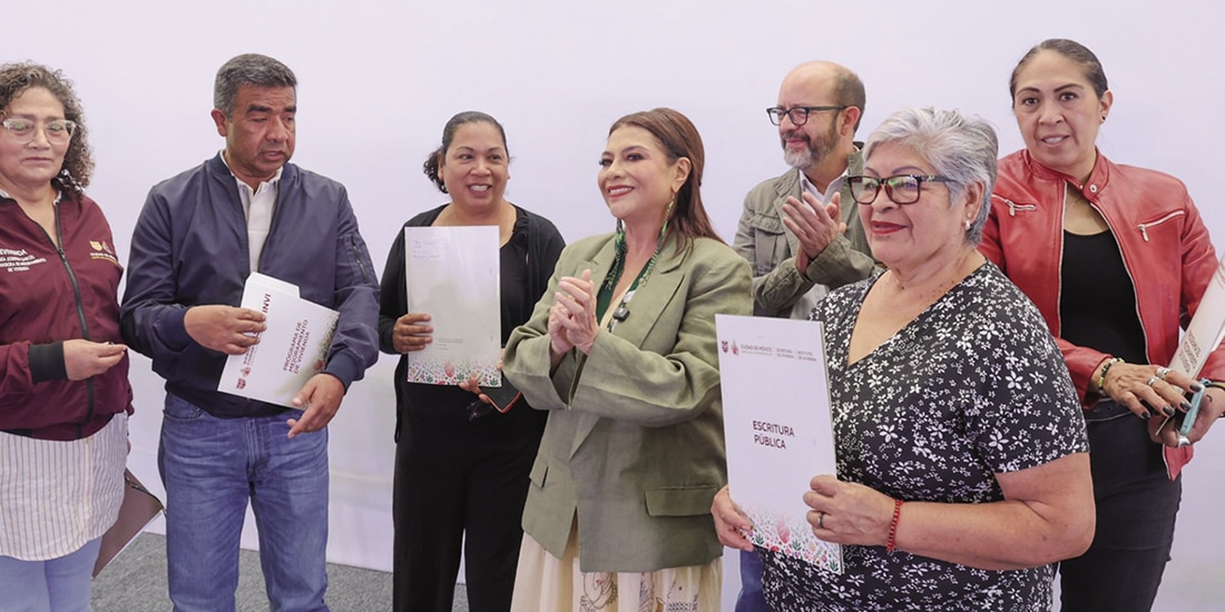 LA JEFA de Gobierno, Clara Brugada Molina (de verde), ayer, durante la entrega de créditos y escrituras.