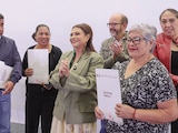 LA JEFA de Gobierno, Clara Brugada Molina (de verde), ayer, durante la entrega de créditos y escrituras.