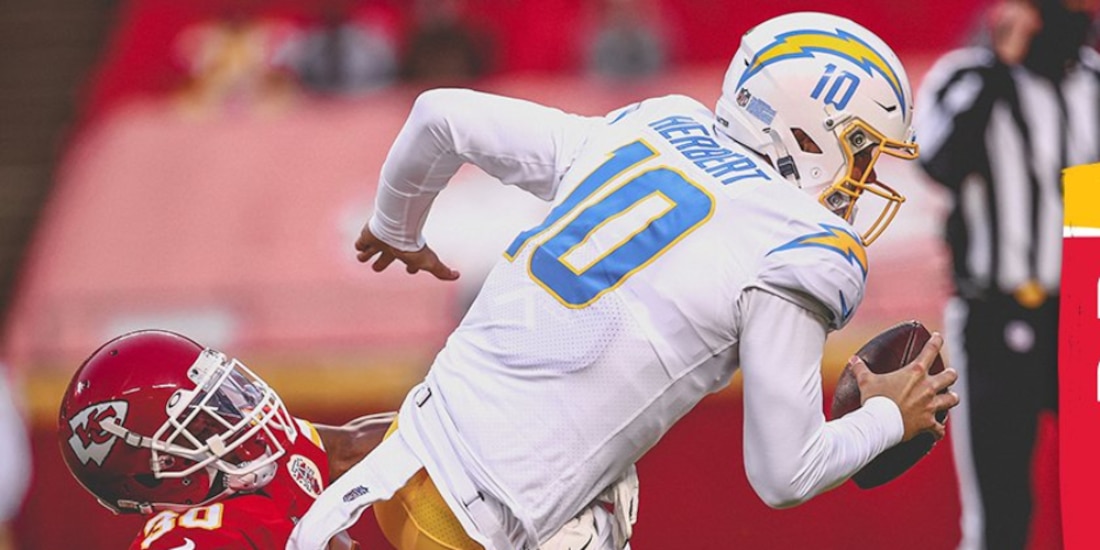 Justin Herbert de los Chargers, es capturado por un defensivo de los Chiefs