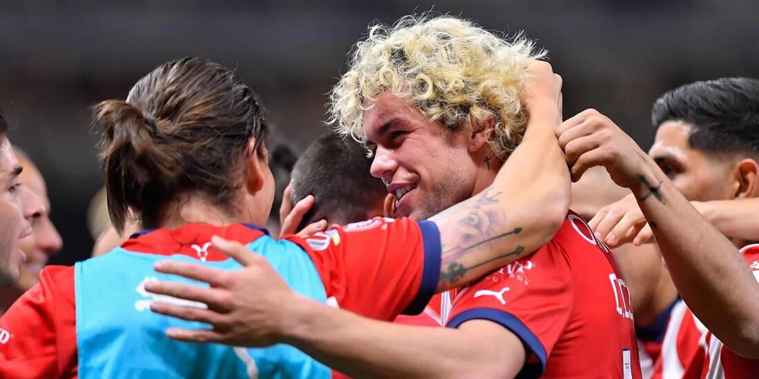 Cade Cowell une sus pasiones en unos espectaculares zapatos de futbol