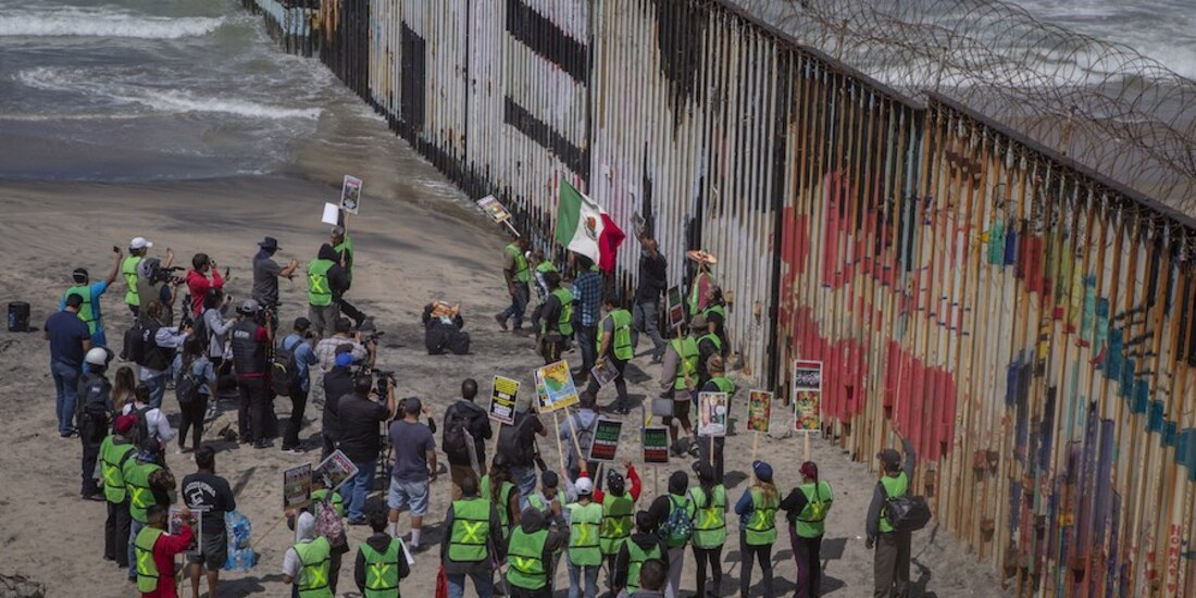 Integrantes de la Alianza Migrante se manifestaron ayer, enfrente del muro fronterizo en Tijuana, Baja California, para exigir el fin del Título 42, que permite la expulsión como medida sanitaria.