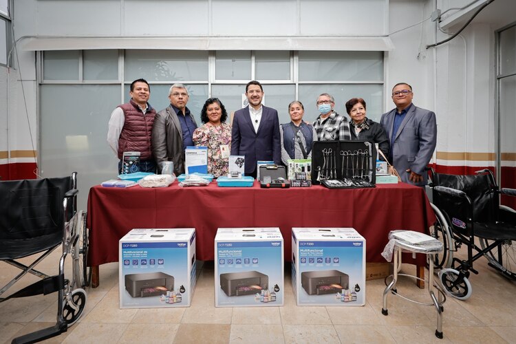 Martí Batres, al centro, y los equipos adquiridos para la CMF "Revolución".