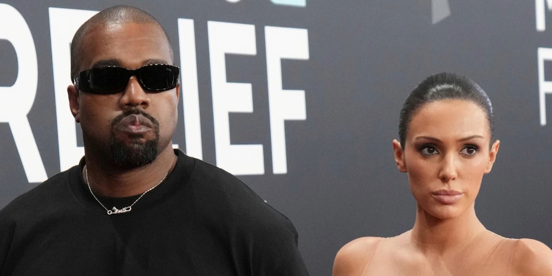 Bianca Censori, esposa de Kanye West, llega sin ropa a los Grammy 2025.