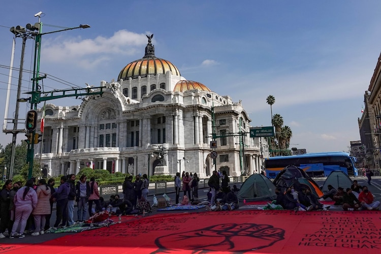 Bloqueo por parte de estudiantes de la Escuela Rural de Tetela Puebla en Avenida Eje Central en días pasados
