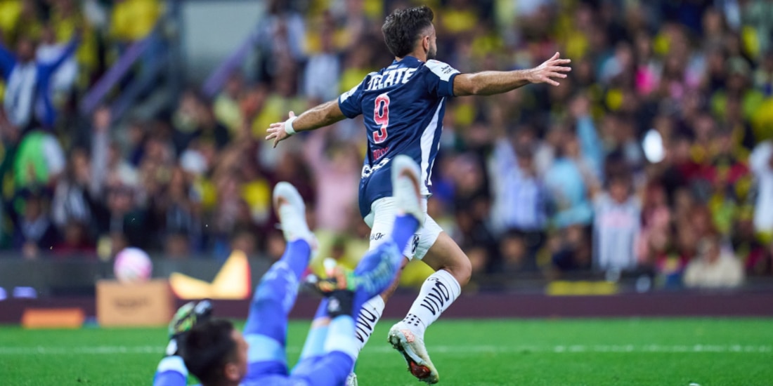 Diego Rossi celebra su anotación ante el América.