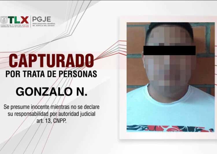 Autoridades presentan al hombre detenido por el delito de trata de personas contra dos familiares.