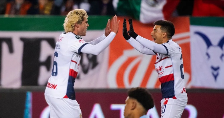 Cade Cowell celebra su primer gol con Chivas
