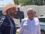 "El Komander" posa junto a López Obrador.
