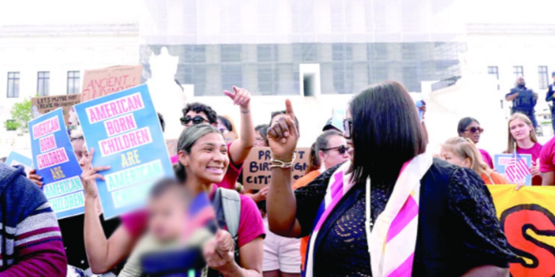 Manifestantes protestan afuera de la Corte Suprema por el intento del gobierno de restringir la ciudadanía por nacimiento, el pasado 15 de mayo.