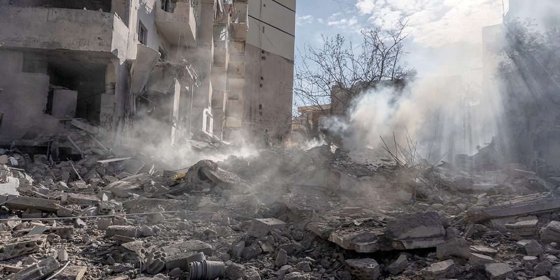 HUMO se eleva desde un edificio destruido por un ataque israelí, en Tiro, Líbano, ayer