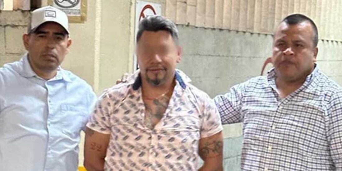 El atacante de un empleado de subway esboza una sonrisa en esta foto, después de ser detenido