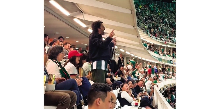 ALEJANDRO Fernández celebrando