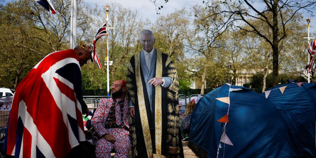Ciudadanos, listos, para ser testigos mañana de la asunción a la corona británica.