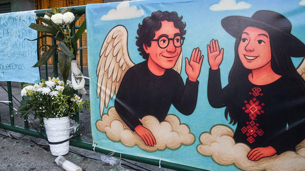 Lona con imágenes de José y Ximena, en el sitio donde fueron asesinados, en mayo.