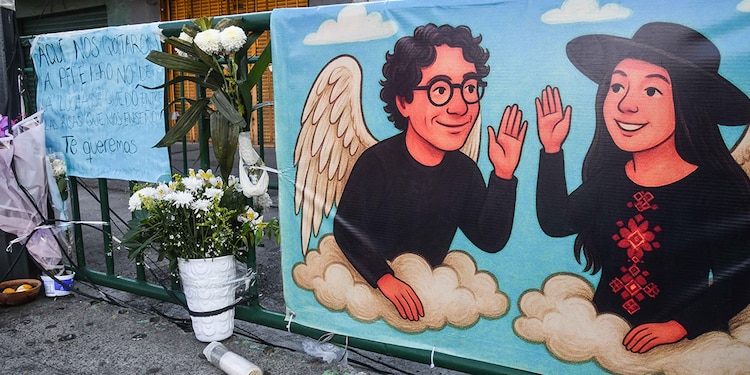 Lona con imágenes de José y Ximena, en el sitio donde fueron asesinados, en mayo.