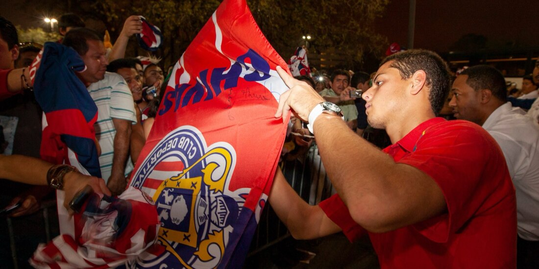 ‘Chicharito’ Hernández se compromete a conseguir los objetivos con Chivas