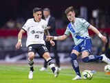 Alejandro Zendejas de América y Facundo Waller de Puebla durante el partido correspondiente a la Jornada 3 del Torneo Clausura 2023 de la Liga MX, en el Estadio Azteca, el 21 de Enero de 2023.