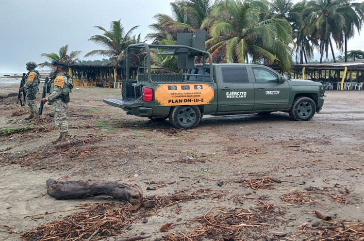 Fuerzas Armadas mantienen presencia en Michoacán ante afectaciones por el huracán "Trudy".