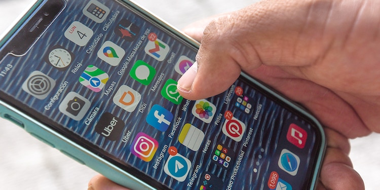 Usuario de teléfono móvil en foto de archivo.