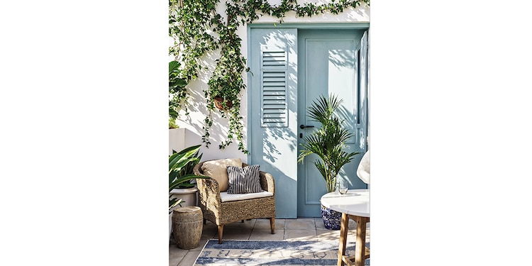 Plantas y macetas de barro aportan frescura al espacio.