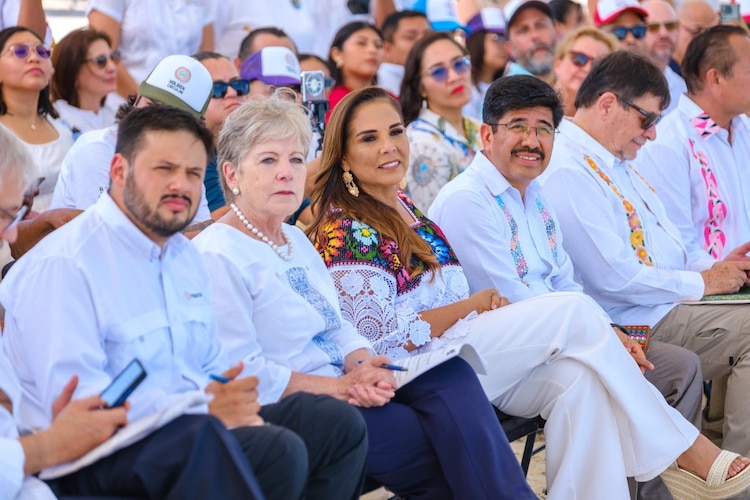 Autoridades federales y estatales anunciaron medidas estrictas para alcanzar la meta de cero plásticos de un solo uso en Holbox.