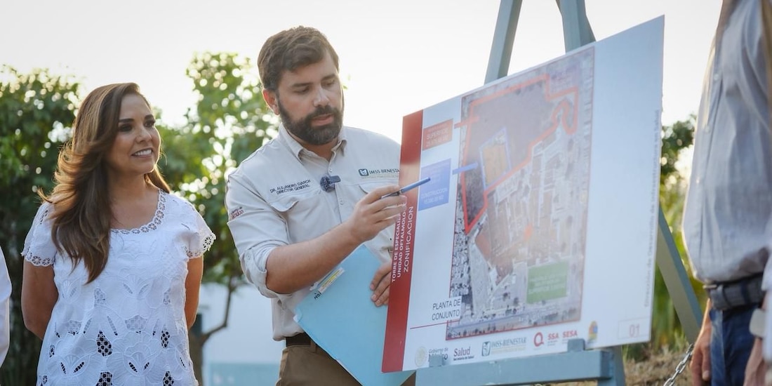 La gobernadora Mara Lezama y Alejandro Svarch recorren el terreno del nuevo hospital en Cancún.