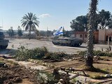 Tanques militares con la bandera israelí vigilan el cruce fronterizo que limita con Egipto, ayer.