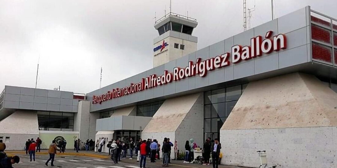 Aeropuerto de Arequipa, rodeado de manifestantes.