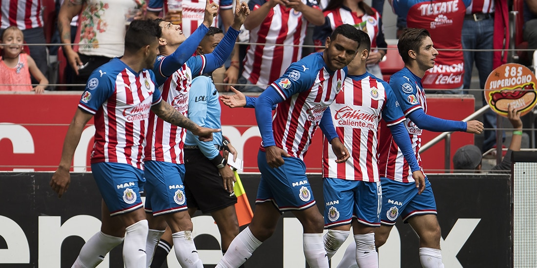 Jugadores del Rebaño en 2019 celebran uno de los goles de la victoria en Toluca.