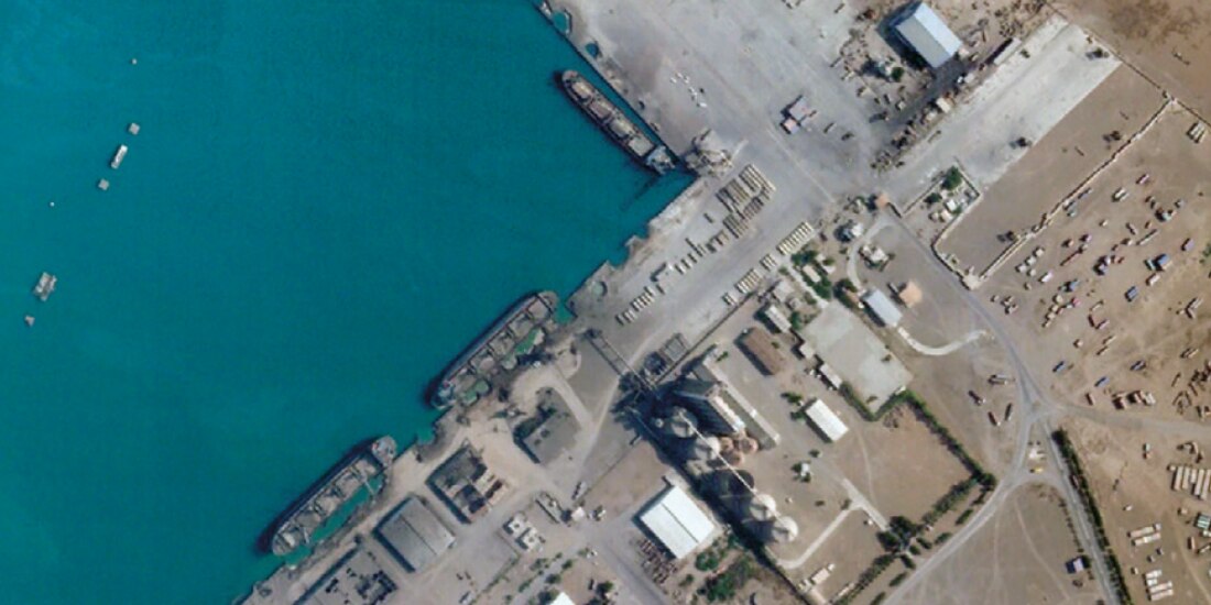 Se observan daños tras los ataques aéreos israelíes contra el puerto de Hodeida, Yemen, el pasado 8 de julio.