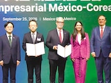 Marcelo Ebrard (der.), ayer, en el Foro Empresarial celebrado en el WTC.