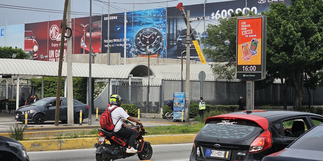 Anuncios espectaculares en Reforma y el AICM, ayer.