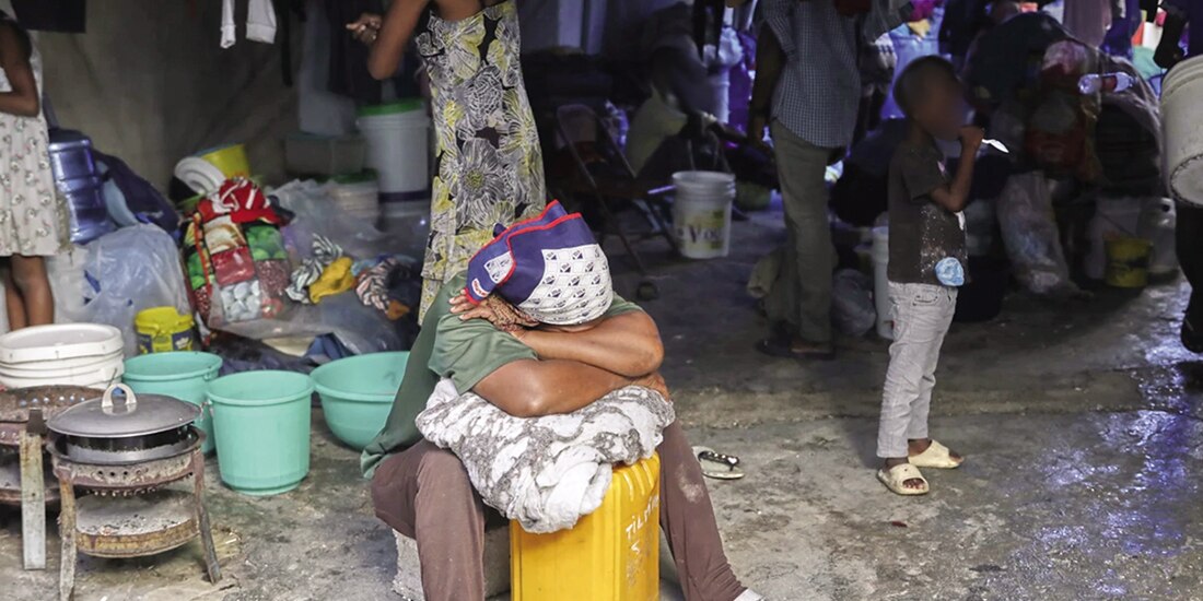 Una mujer desplazada descansa en una escuela que funciona como refugio.