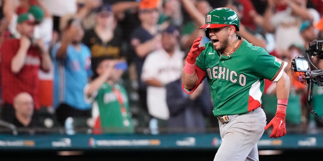 Jonathan Aranda celebra su homerun de tres carreras en el México vs Gran Bretaña del Clásico Mundial de Beisbol 2026