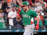 Jonathan Aranda celebra su homerun de tres carreras en el México vs Gran Bretaña del Clásico Mundial de Beisbol 2026