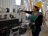 En la imagen, una mujer trabajando en una fábrica de muebles de madera.