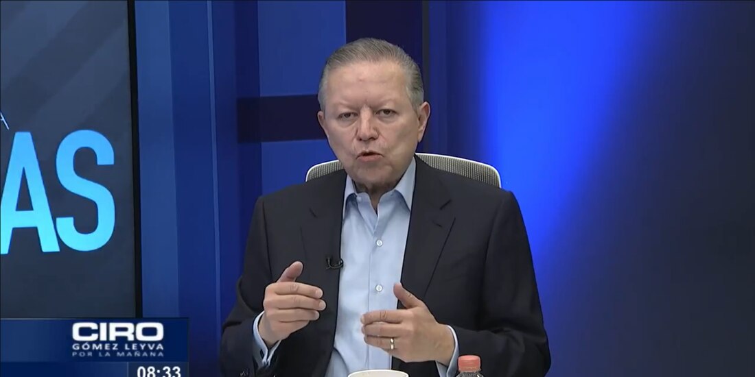 El ministro en retiro, Arturo Zaldívar, ayer, en entrevista con Ciro Gómez Leyva.