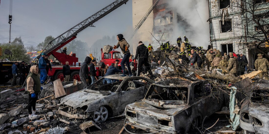 Rescatistas ucranianos laboran en un edificio alcanzado por bombas en Uman, ayer.