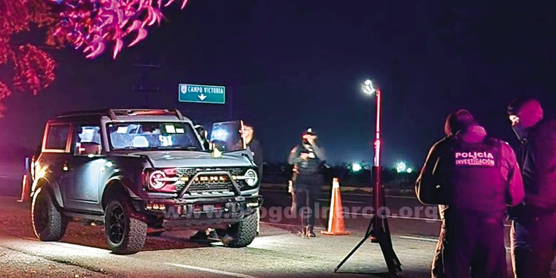 Policías de investigación, al resguardar la camioneta en la que localizaron a Sergio Cázares el 8 de enero.