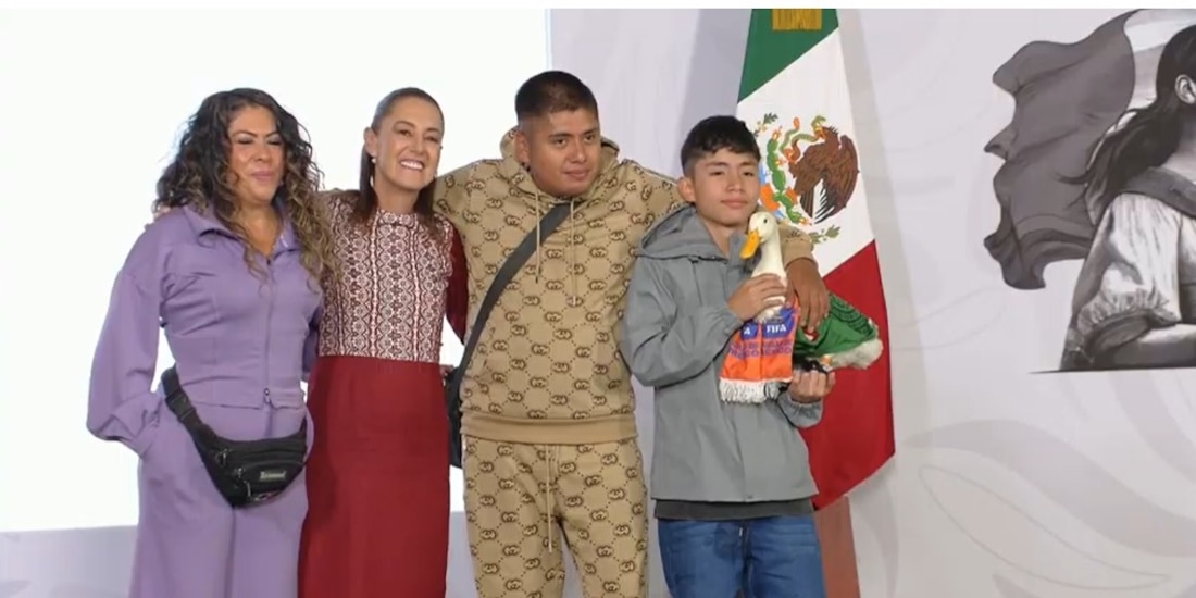 La familia que cuida al pato acudió este lunes a Palacio Nacional.