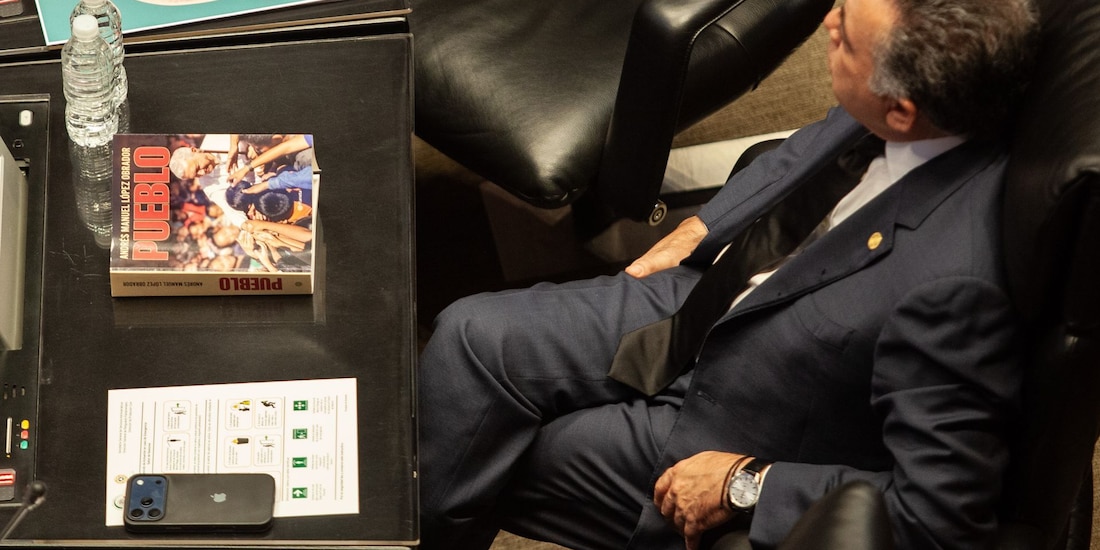 El senador sin partido, Enrique Inzunza Cázarez, con un ejemplar del último libro de Andrés Manuel López Obrador, el 6 de octubre de 2026.