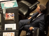 El senador sin partido, Enrique Inzunza Cázarez, con un ejemplar del último libro de Andrés Manuel López Obrador, el 6 de octubre de 2026.