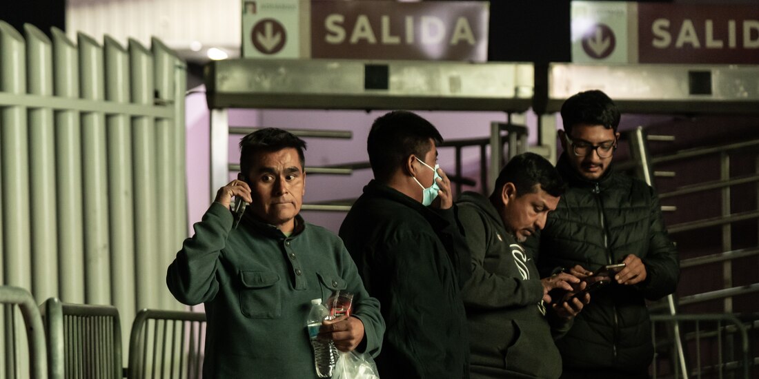 Grupo de migrantes mexicanos deportados de EU, en la garita de El Chaparral, Tijuana, el pasado 22 de enero.