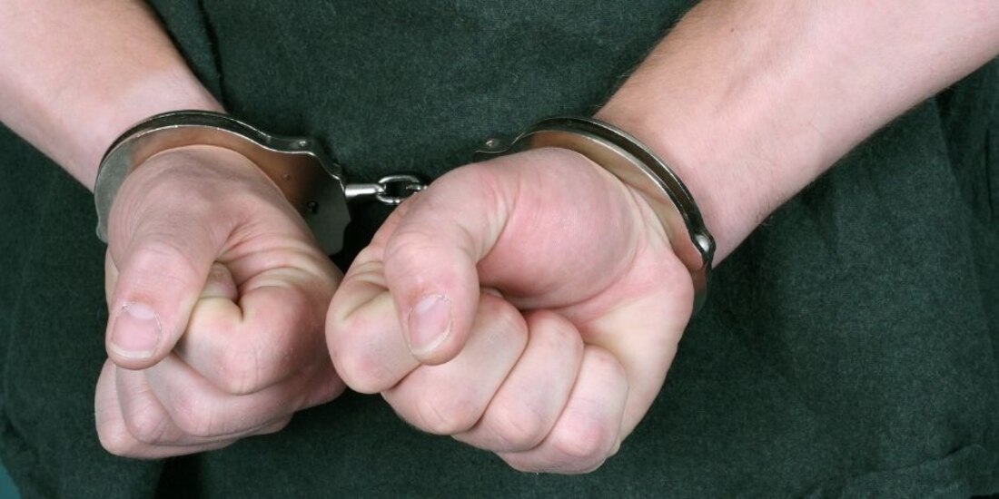 En total, se logró aprehender a cinco individuos relacionados con la posible comisión del delito de feminicidio y la tentativa del mismo