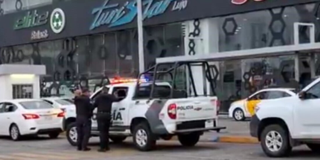 Elementos de la Policía Municipal resguardan la entrada de la Nueva Central de Autobuses de Tlaquepaque tras detectar a las víctimas, ayer.