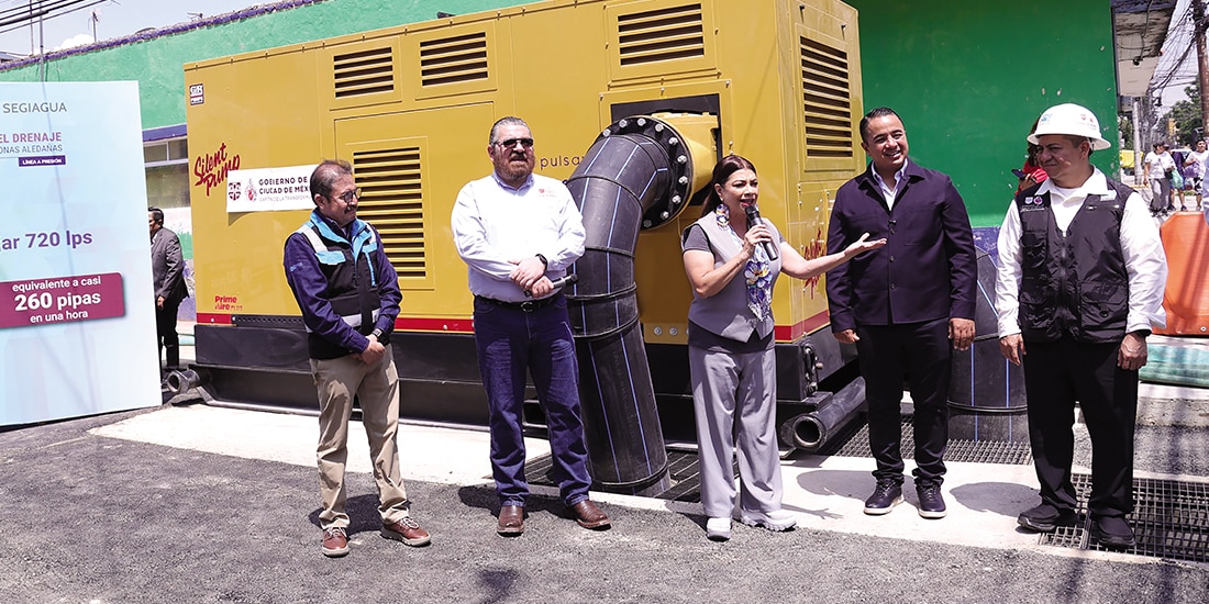 Clara Brugada y el alcalde Janecarlo Lozano, ayer, al recorrer las obras hidráulicas.