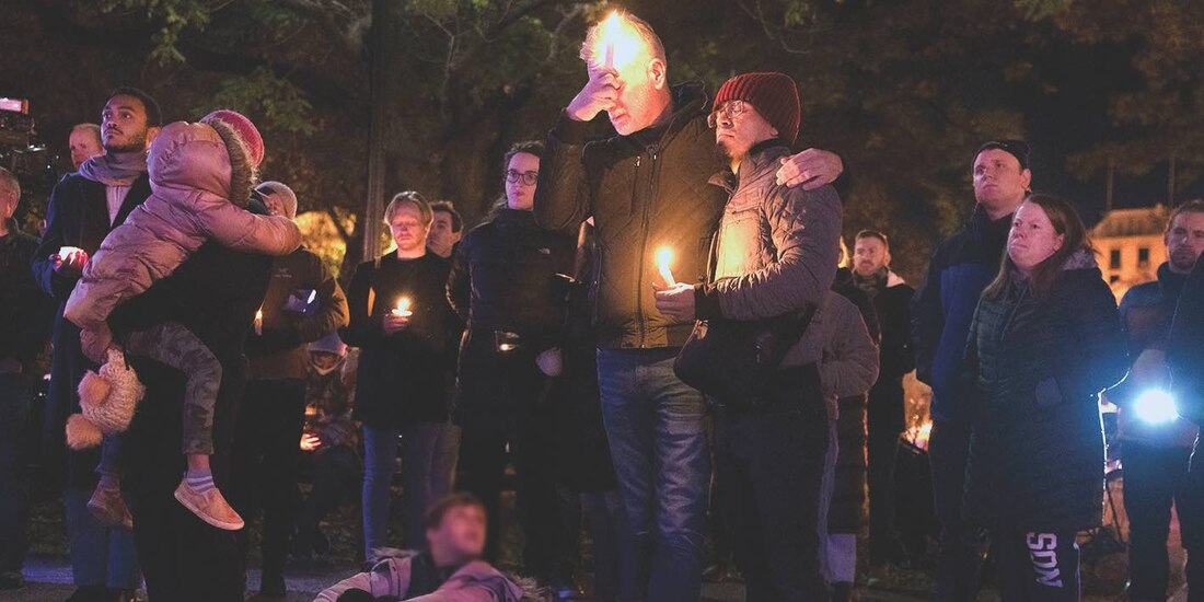 Familias y amigos realizan una vigilia por segundo día consecutivo en Colorado.