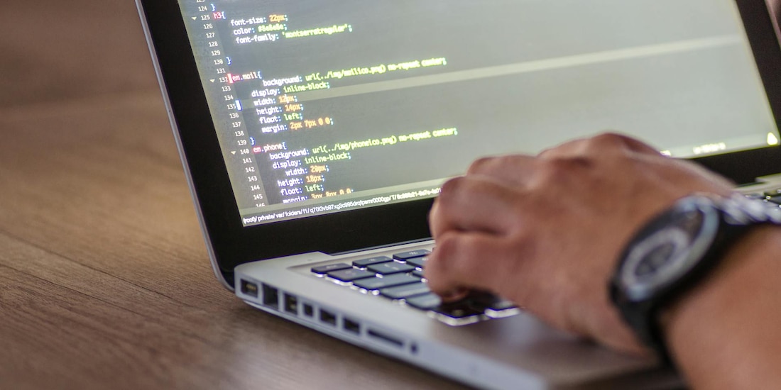 Desde el desarrollo web hasta el análisis de datos con IA, conoce qué procesador, memoria y tarjeta gráfica requiere tu entorno para trabajar con fluidez.