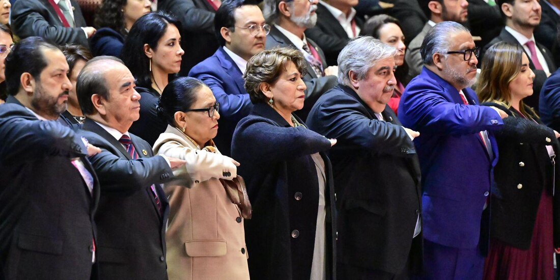 Delfina Gómez, al centro, con Rosa Icela Rodríguez y autoridades de los 3 poderes.