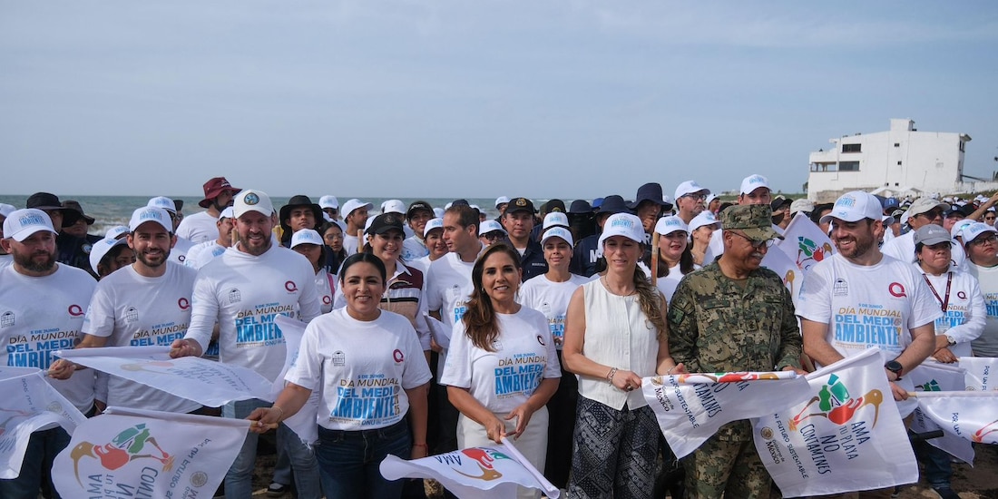 Al centro de la imagen la Gobernadora de Quintana Roo.